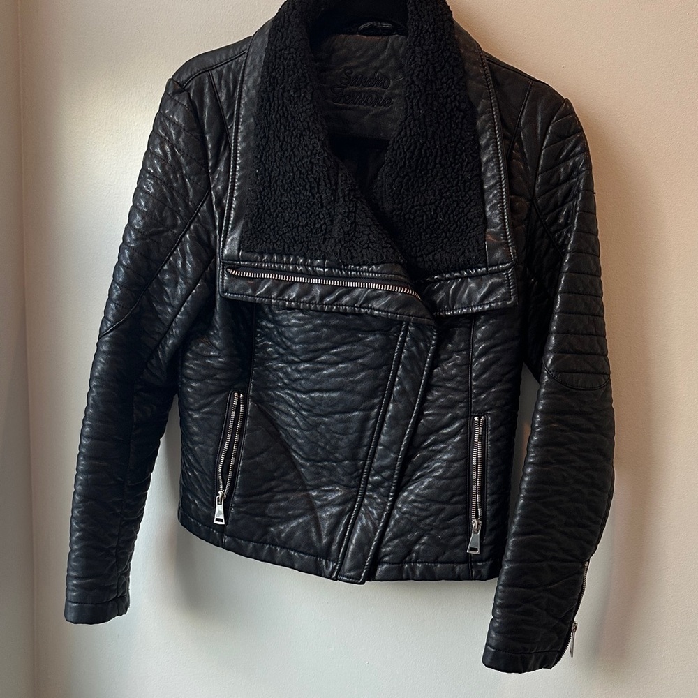 Stylish Black Leather Jacket with Shearling Collar (faux leather)